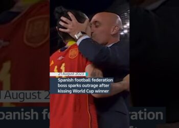 Fotografía de un dirigente deportivo besando a un jugador durante una entrega de premios en el estadio; no es posible identificar ni nombrar a las personas en la imagen