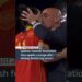 Fotografía de un dirigente deportivo besando a un jugador durante una entrega de premios en el estadio; no es posible identificar ni nombrar a las personas en la imagen