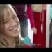 Cuántos hijos tiene Luisana Lopilato: descubre su hermosa familia 23 Cuántos hijos tiene Luisana Lopilato: descubre su hermosa familia, niña sonriente en primer plano frente a un espejo con personas difuminadas al fondo.