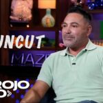 Entrevista televisiva en un set de talk show con un invitado masculino y logotipos de Telemundo, ilustrando 'La esposa del exboxeador famoso: historia, amor y secretos revelados'.