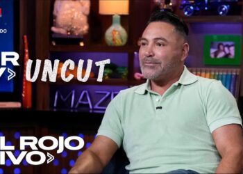 Entrevista televisiva en un set de talk show con un invitado masculino y logotipos de Telemundo, ilustrando 'La esposa del exboxeador famoso: historia, amor y secretos revelados'.