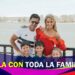 Inés Sainz y su familia: cuántos hijos tiene la periodista 16 Mujer con su pareja y tres niños posando junto al malecón en una foto familiar con texto promocional
