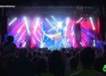 Escenario de concierto con luces LED coloridas y público en silueta m5jhebdeHwY