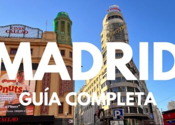 Vista urbana con grandes letras MADRID sobre edificios históricos y carteles luminosos, Dónde vive GoDeiK: descubre la casa del famoso youtuber gamer