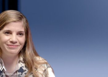 Mujer sonriente con pañuelo y fondo azul junto al logo BBVA; Descubre el secreto detrás de un número misterioso que está revolucionando las redes sociales