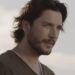 Caché de Manuel Carrasco: ¿Cuánto cobra por concierto y más? 31 Hombre adulto con barba y cabello oscuro mirando al horizonte en primer plano.