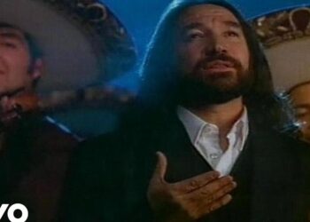 Cantante romántico acompañado por mariachi durante una emotiva interpretación