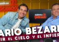 Hijos de Mario Bezares: secretos y revelaciones impactantes en una entrevista televisiva con dos hombres sonrientes en un set con letreros luminosos.