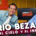 Hijos de Mario Bezares: secretos y revelaciones impactantes en una entrevista televisiva con dos hombres sonrientes en un set con letreros luminosos.