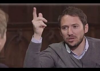 Hombre gesticulando en una entrevista en estudio optimizado para martos figueroa