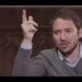 Hombre gesticulando en una entrevista en estudio optimizado para martos figueroa