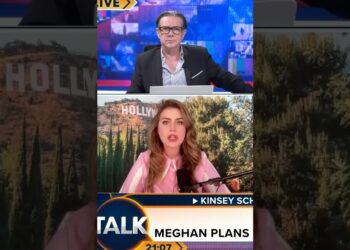 Programa de televisión en pantalla dividida con dos presentadores, fondo con el letrero de Hollywood y un rótulo informativo sobre una figura pública