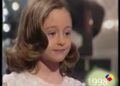Niña con vestido blanco y peinado vintage frente a un escenario con luces, ¿Qué fue de Raulito? Descubre su sorprendente transformación actual