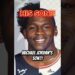 Retrato dividido de un joven sonriente con camiseta deportiva y texto editorial; ¿Cuánto dinero tiene Michael Jordan? Descubre su fortuna actual