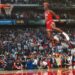 El sorprendente sueldo de esta leyenda del baloncesto y sus increíbles ganancias mientras realiza un mate frente a un estadio lleno