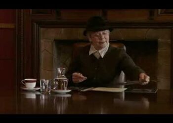 Mujer mayor con sombrero revisando documentos en una mesa elegante junto a una taza y un decantador; Descubre el nuevo drama criminal que los fans de Midsomer Murders están obsesionados y que todos consideran excelente