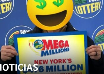 Persona con emoji sonriente y ojos de dólar sostiene cartel de Mega Millions frente a fondo de New York Lottery — ¿Cuánto cobra Slipknot por concierto? Descubre su tarifa real