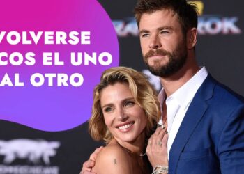 Pareja posando en alfombra roja, ella sonriente apoyada en su pareja mientras junto a ellos aparece un gráfico morado con el texto “VOLVERSE LOCOS EL UNO AL OTRO”.