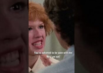 La it girl de los 80 revela un selfie atemporal que deja a todos boquiabiertos, primer plano de mujer pelirroja con expresión intensa y subtítulos visibles.