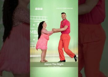 Descubre las sorpresas de la semana de películas en Strictly 2025 que dejaron a todos boquiabiertos: pareja bailando samba con vestuario rosa y naranja frente a fondo verde con logo de la BBC