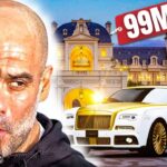 Entrenador pensativo fumando un puro frente a una mansión y un coche de lujo con etiqueta 99M, insinuando gasto de salario millonario