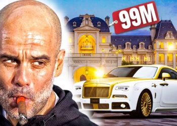 Entrenador pensativo fumando un puro frente a una mansión y un coche de lujo con etiqueta 99M, insinuando gasto de salario millonario