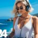 DJ femenina rubia con auriculares y mesa de mezclas frente al mar, ¿Qué fue de Skrillex? Descubre su vida y música actual aquí