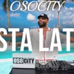 DJ junto a una piscina y palmeras promocionando una fiesta latina; ¿De dónde es Juanes? Descubre su origen y legado musical en Colombia