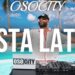 DJ junto a una piscina y palmeras promocionando una fiesta latina; ¿De dónde es Juanes? Descubre su origen y legado musical en Colombia