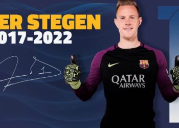 Portero del FC Barcelona con uniforme y guantes, fondo azul con texto 2017-2022 y gesto de aprobación