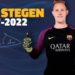 Portero del FC Barcelona con uniforme y guantes, fondo azul con texto 2017-2022 y gesto de aprobación
