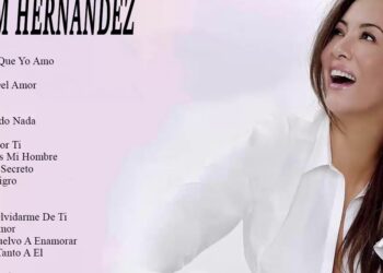 Mujer sonriente junto a una lista de canciones sobre fondo rosa; ¿De dónde es Myriam Hernández? Descubre su origen y legado musical