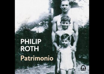 Portada con fotografía familiar en blanco y negro que transmite intimidad y memoria; Patrimonio de Philip Roth: una conmovedora reflexión sobre la vida.