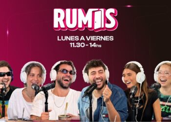 Seis presentadores en un estudio con auriculares y micrófonos bajo el logo RUMIS y horario visible; Descubre dónde vive DjMariio y sorpréndete con su lujosa casa.