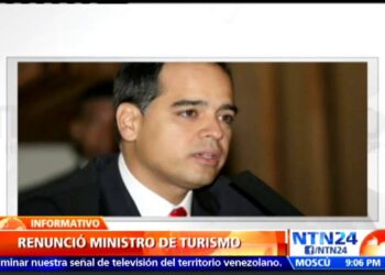 Primer plano de un funcionario hablando en un noticiero con la cabecera 'RENUNCIÓ MINISTRO DE TURISMO' y el logo de NTN24.