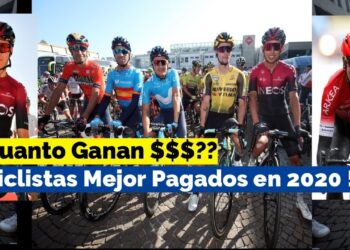 Sueldo de Egan Bernal: descubre cuánto gana el ciclista colombiano, fotografía de varios ciclistas alineados al inicio de una carrera con cascos y maillots de equipo.