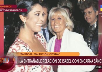 Dos mujeres sonrientes en un set de programa de televisión con gráficos en pantalla nZU7zcGy3S4