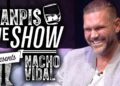 Cartel del programa con el nombre nacho vidal y un hombre sonriente en un sofá