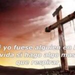 La esposa de Julión Álvarez: todo sobre Nataly Fernández y su vida en una imagen con una cruz sobre un paisaje árido y texto reflexivo superpuesto.