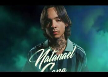 Retrato de un joven cantante con tatuaje en el cuello y fondo verde tenue; Descubre cuánto dinero tiene este artista y su increíble fortuna