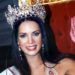¿Quién es el esposo de Mónica Spear? Descubre su historia de amor en esta imagen de una reina de belleza con corona, banda y sonrisa saludando al público.