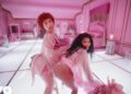 Dos mujeres posando en un lujoso set rosa estilo videoclip pop, ¿De dónde es Nicki Minaj? Descubre sus raíces y su historia