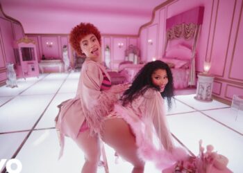 Dos mujeres posando en un lujoso set rosa estilo videoclip pop, ¿De dónde es Nicki Minaj? Descubre sus raíces y su historia