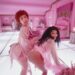Dos mujeres posando en un lujoso set rosa estilo videoclip pop, ¿De dónde es Nicki Minaj? Descubre sus raíces y su historia