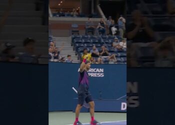 Tenista celebrando en pista con público y ambiente familiar, reflejando amor, éxito y momentos inolvidables