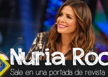 Descubre dónde vive esta presentadora: su hogar soñado en Madrid, retrato de una mujer sonriente en un plató de televisión con gráficos promocionales.