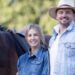 La esposa de Tom Welling: descubre quién es Jessica Rose Lee 13 Pareja sonriente con chaquetas vaqueras posando junto a un caballo en un entorno rural.