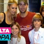 Foto grupal en un set televisivo con adultos y niños posando frente a logotipos de Suelta la Sopa y Telemundo