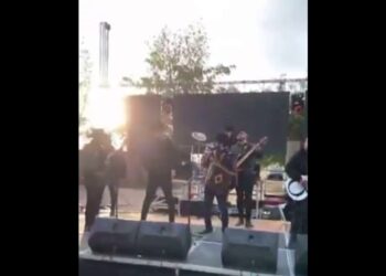 Banda en vivo sobre escenario al aire libre con luces y altavoces; ¿Cuánto cobra Omega por fiesta? Descubre su tarifa actualizada