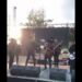 Banda en vivo sobre escenario al aire libre con luces y altavoces; ¿Cuánto cobra Omega por fiesta? Descubre su tarifa actualizada